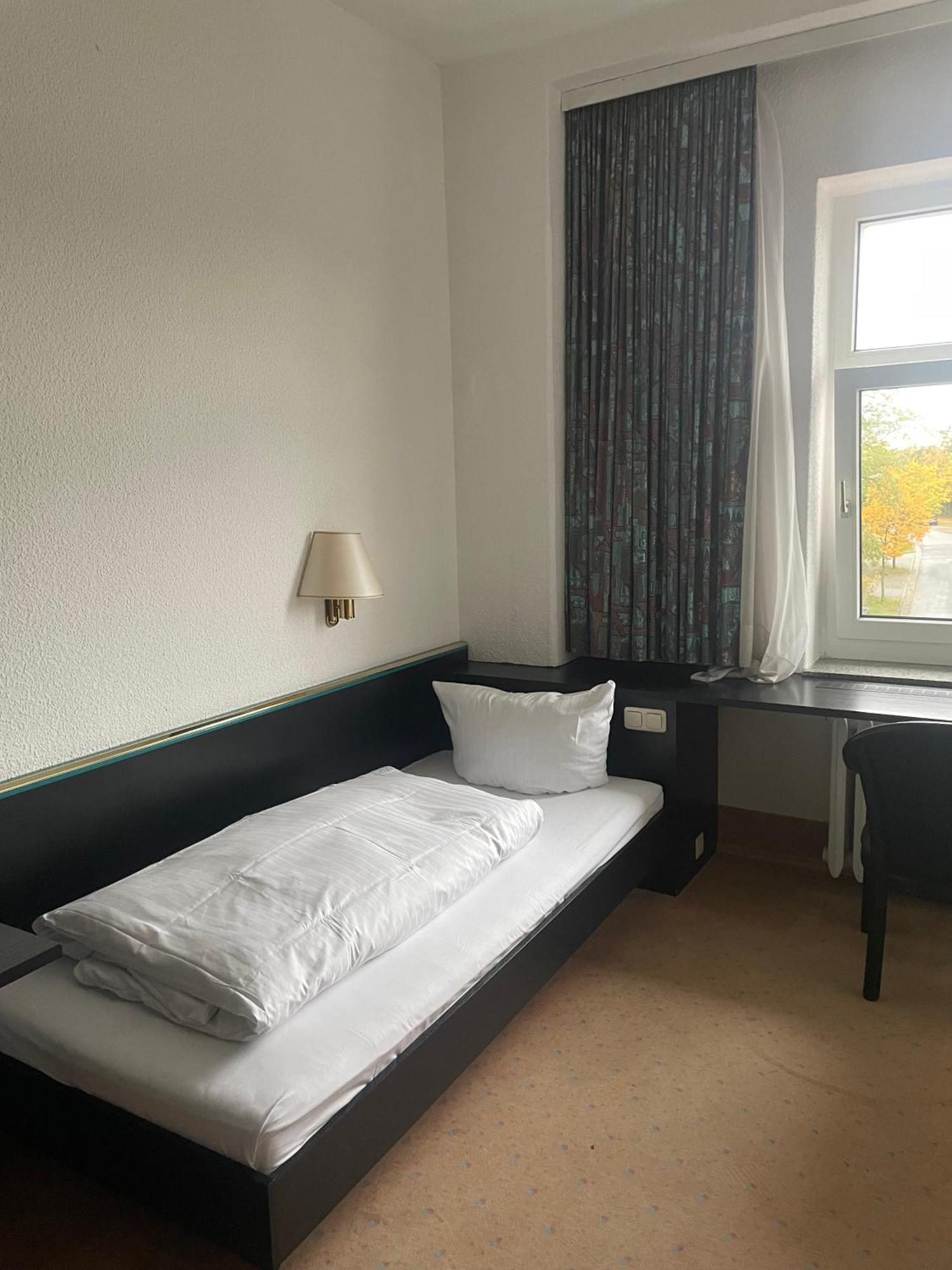Hotel Bitterfelder Hof Екстериор снимка