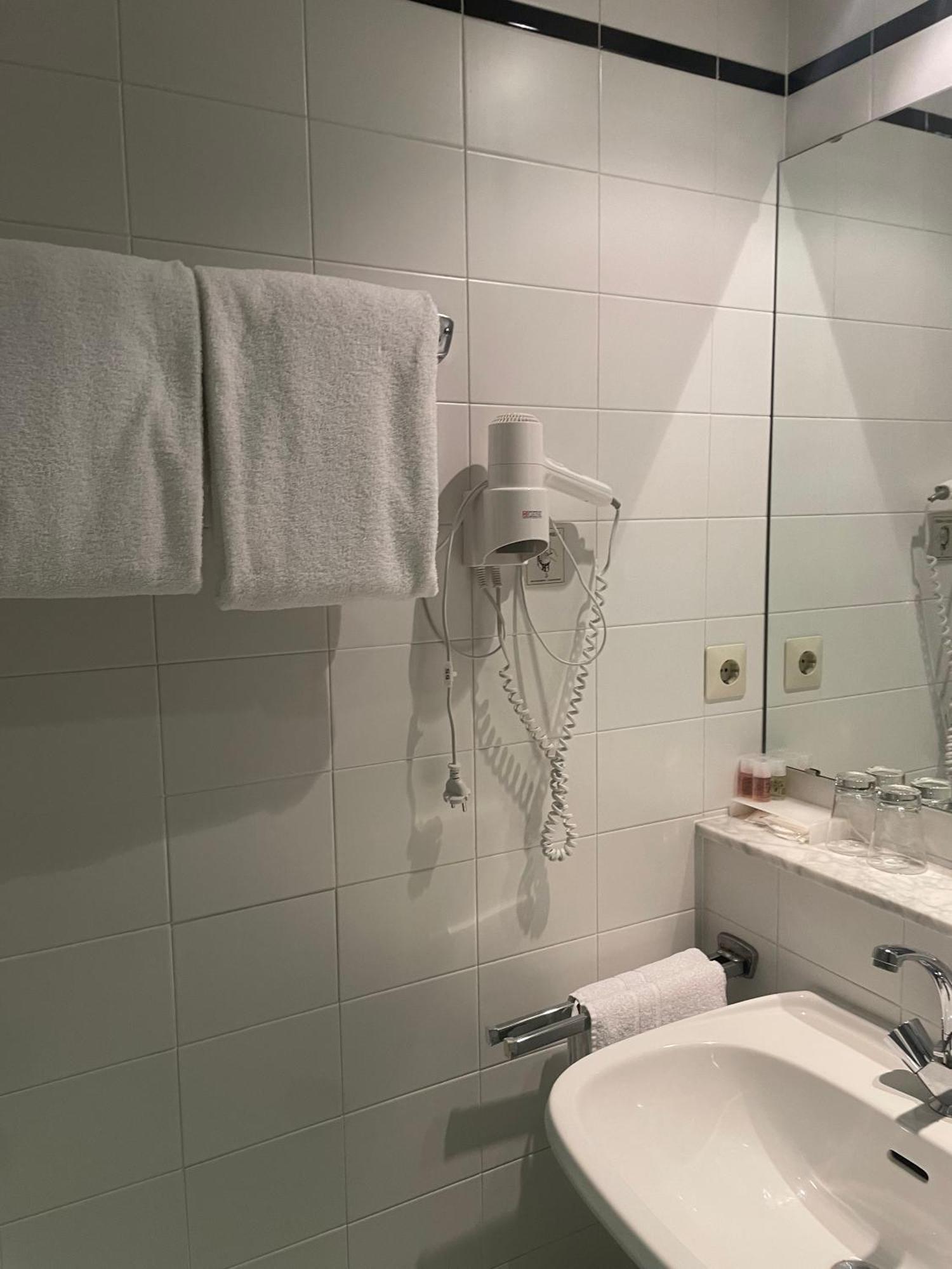 Hotel Bitterfelder Hof Екстериор снимка